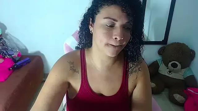 hornyy_cougar from StripChat is Freechat